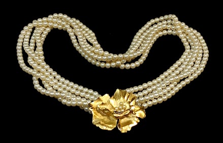 A VINTAGE CROWN TRIFARI PEARL NECKLACE 16"