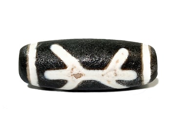 A FINE SINO-TIBETAN AGATE DZI BEAD 37MM