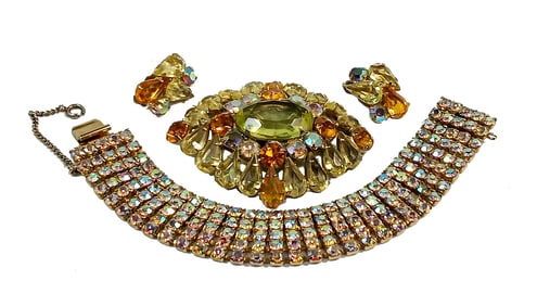 A LOT OF A VINTAGE RHINESTONE BROOCH AND EARRINGS  WITH BRACELET