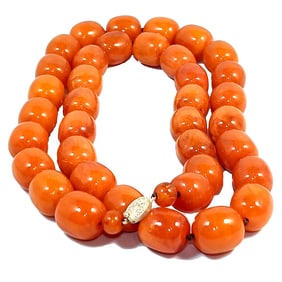 AN IMPRESSIVE CHINESE BUTTERSCOTCH COMPOSITE RESIN NECKLACE 32"