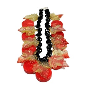AN OUTSTANDING VINTAGE RED BAKELITE NECKLACE