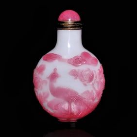 AN EXQUISITE ANTIQUE CHINESE PEKING GLASS SNUFF BOTTLE 18-19TH C PHOENIX PEONIES