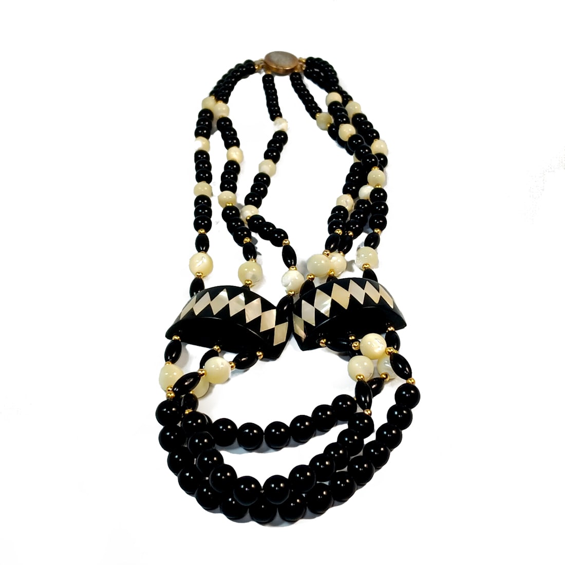 A STUNNING  VINTAGE ONYX  INLAID MOTHER OF PEARL NECKLACE