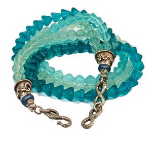 A UNIQUE  NECKLACE OF IN AQUA SHADES OF SATIN GLASS