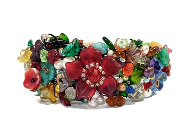A DELIGHTFUL GLASS FLOWER  AND PEARLS CUFF BRACELET