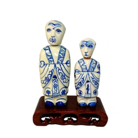 GROUP OF 2 BEAUTIFUL PORCELAIN SNUFF BOTTLES