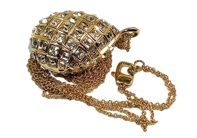 A STYLISH ST. JOHN PENDANT NECKLACE