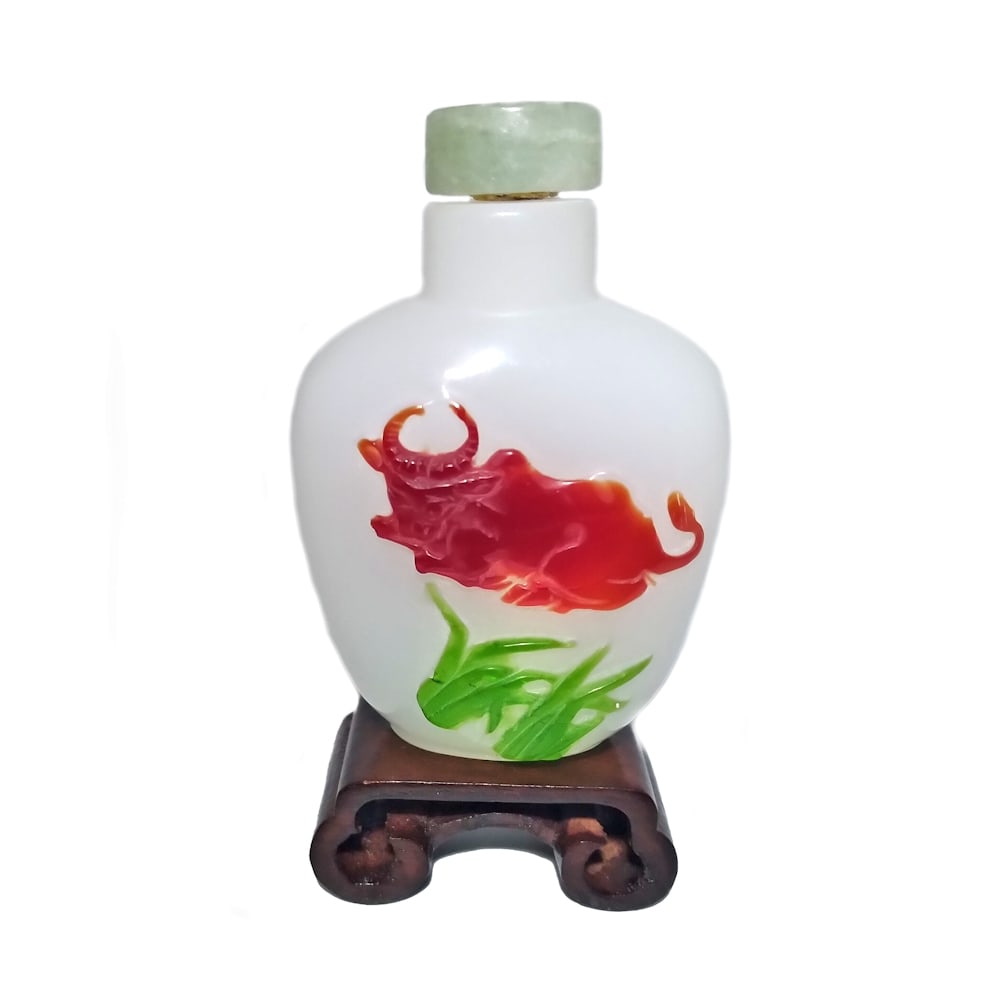 FINE CHINESE PEKING GLASS SNUFF BOTTLE OX RABBITS JADE STOPPER: THE FINE CHINESE SNUFF BOTTLE IS FINELY CARVED IN 3 COLORS OF GLASS, DEPICTING RABBITS AND AN OX. THE FOOT IS A WELL CARVED OVAL. THE BOTTLE IS 2.75 INCHES TALL AND IT IS TOPPED BY A JADE STOPPER. STA