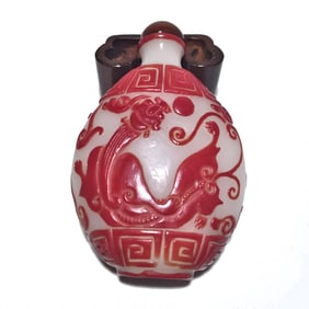 FINE ANTIQUE CHINESE PEKING GLASS SNUFF BOTTLE RED DRAGONS