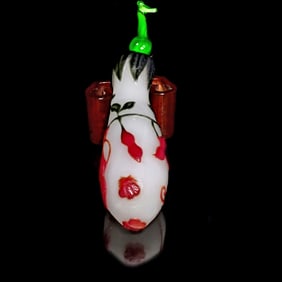 A BEAUTIFUL FIGURAL CHINESE PEKING GLASS SNUFF BOTTLE GOURD VINES