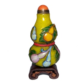 FINE CHINESE YELLOW PEKING GLASS GOURD SNUFF BOTTLE CARVED ENAMELED