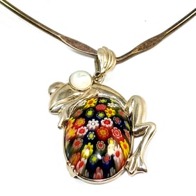 A CHARMING STERLING SLIVER MURANO GLASS FROG PENDANT NECKLACE