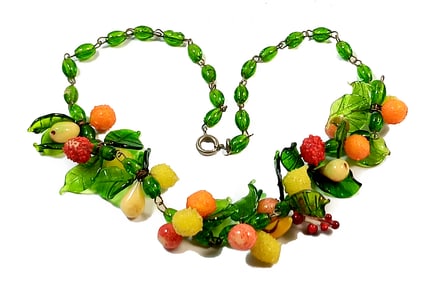 A VINTAGE MID-CENTURY GLASS LEAVES AND FRUIT NECKLACE 16"