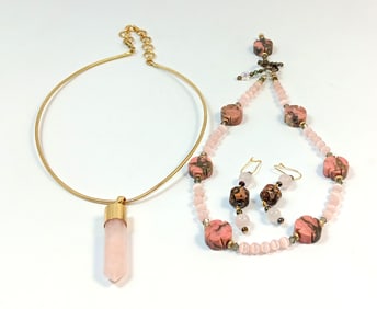 A LOT OF 2 NECKLACES AND EARRINGS RHODONITE ROSE QUARTZ