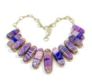 AN OUTSTANDING NECKLACE OF BLUE AND PURPLE BANDED AGATE 16"