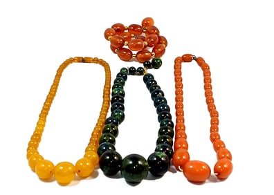 A LOT OF 3 VINTAGE BAKELITE NECKLACES AND A BRACELET