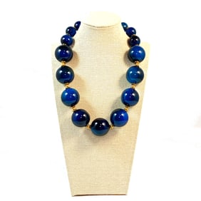 AN IMPRESSIVE VINTAGE STATEMENT NECKLACE BLUE LUCITE   20"