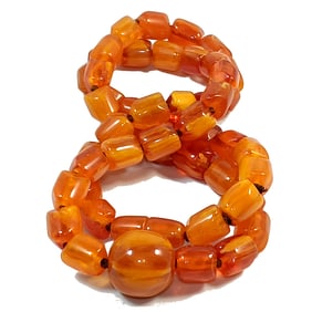 AN IMPRESSIVE BUTTERSCOTCH RESIN NECKLACE 35" LONG