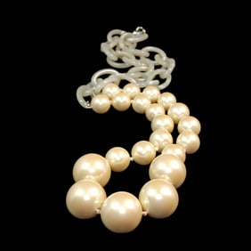 AN IMPRESSIVE NECKLACE OF MASSIVE FAUX PEARLS AND LUCITE LINKS