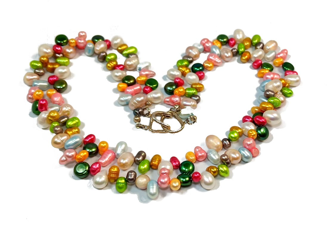 A LOVELY COLORFUL FRESHWATER PEARL NECKLACE 17": OFFERED HERE IS A MULTICOLOR FRESHWATER PEARL NECKLACE.THE NECKLACE IS 18" LONG.WE PROVIDE IN-HOUSE/COMBINED SHIPPING FOR YOUR CONVENIENCE.