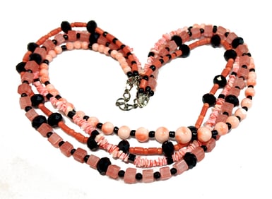 AN OUTSTANDING VINTAGE MULTI STRAND CORAL AND ONYX NECKLACE