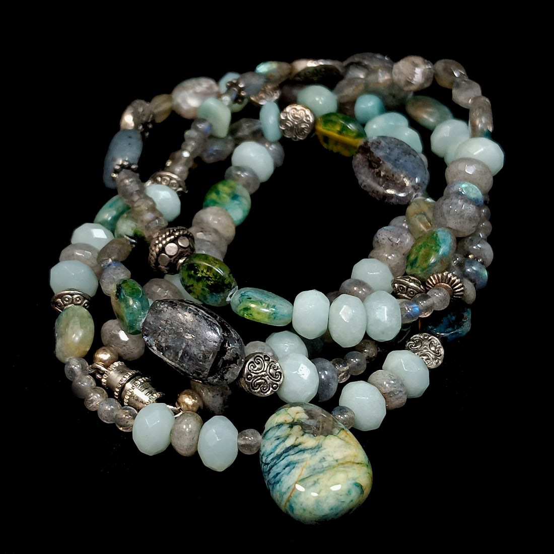30" LONG NECKLACE LABRADORITE AND AMAZONITE GEMSTONES: OFFERED HERE IS A 30" LONG NECKLACE FEATURING BEAUTIFUL LABRADORITE AND AMAZONITE GEMSTONES. WE PROVIDE IN-HOUSE/COMBINED SHIPPING FOR YOUR CONVENIENCE.