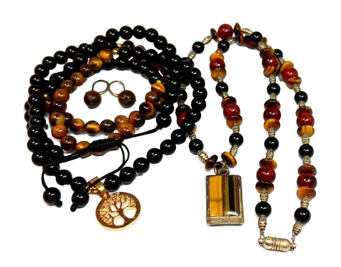 A LOT OF 2 TIGER'S EYE ONYX JASPER NECKLACES AND A PAIR OF EARRINGS.: OFFERED HERE IS A LOT OF 2 TIGER'S EYE, ONYX AND JASPER NECKLACES AND A PAIR OF EARRINGS. THE NECKLACES ARE 32" LONG AND 21" LONG. THE NECKLACE WITH THE JASPER, ONYX AND TIGER'S EYE FEATURES A REVERSI
