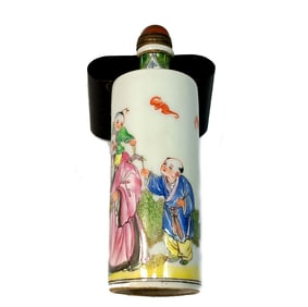 FINE SIGNED CHINESE PORCELAIN SNUFF BOTTLE FAMILLE ROSE QIANLONG MARK