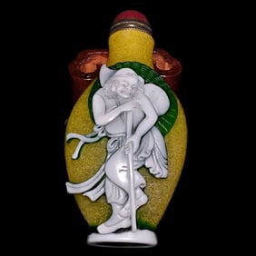 FINE CHINESE PEKING GLASS SNUFF BOTTLE MYTHICAL CHARACTERS YELLOW