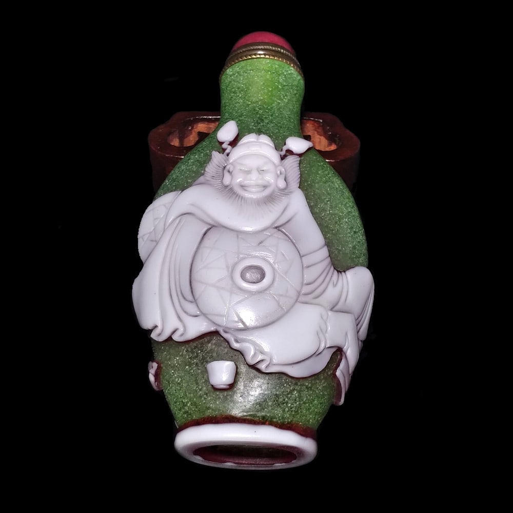 FINE CHINESE PEKING GLASS SNUFF BOTTLE MYTHICAL SUBJECT: THE FINE CHINESE SNUFF BOTTLE IS CARVED IN THREE LAYERS OF GLASS. IT FEATURES CHINESE MYTHICAL CHARACTERS ON BOTH SIDES. THE FOOT AND MOUTH ARE WELL DEFINED AS WELL. THE BOTTLE IS 3.25" TALL. STANDS A