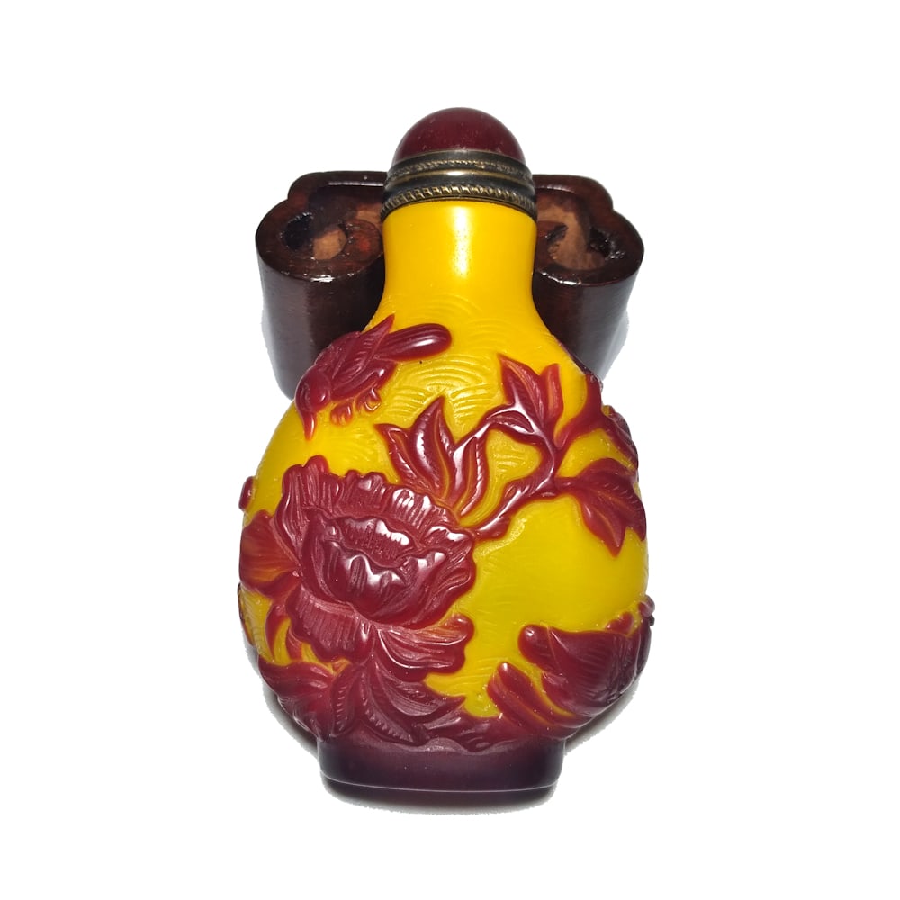 FINE CHINESE PEKING GLASS SNUFF BOTTLE RED YELLOW LOTUS BIRDS PEONIES QIANLONG SEAL: THE FINE CHINESE SNUFF BOTTLE IS SO FINELY CARVED WITH MUCH DETAIL IN DEEP RED OVER YELLOW GLASS. THE BOTTLE BEARS A CARVED QIANLONG SEAL. IT DEPICTS PEONIES, BIRD IN A NEST, LOTUS AND A BUTTERFLY. TH