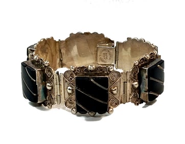 A VINTAGE SIGNED MEXICO SILVER  BRACELET ONYX 45 GRAMS