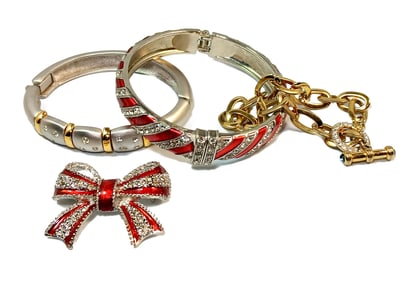 A LOT OF 3 STYLISH BRACELETS AND A BROOCH