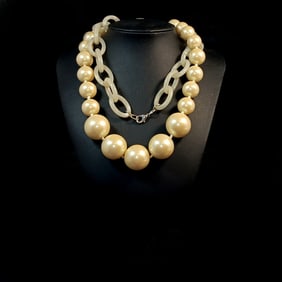 AN IMPRESSIVE NECKLACE OF MASSIVE FAUX PEARLS AND LUCITE LINKS  32"