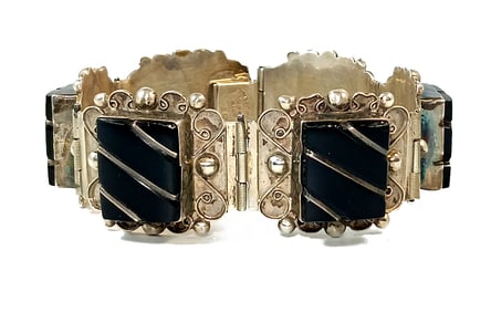 A VINTAGE SIGNED MEXICO SILVER BRACELET ONYX 45 GRAMS