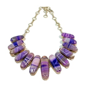 AN OUTSTANDING NECKLACE OF BLUE AND PURPLE BANDED AGATE 16"