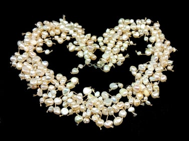 A BEAUTIFUL FRESHWATER PEARL COLLAR NECKLACE 17"