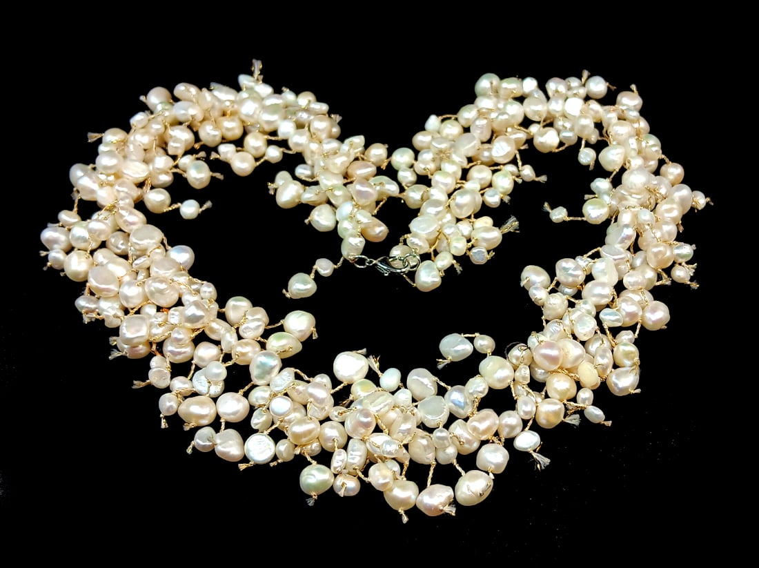 A BEAUTIFUL FRESHWATER PEARL COLLAR NECKLACE 17": OFFERED HERE IS A SUPERB FRESHWATER PEARL COLLAR NECKLACE. THE NECKLACE IS 17" LONG. WE OFFER IN-HOUSE/COMBINED SHIPPING FOR YOUR CONVENIENCE.