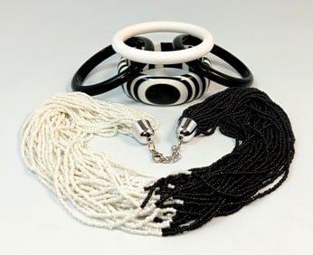 A BLACK AND WHITE LOT LAMINATED LUCITE BANGLE AND BEADED NECKLACE