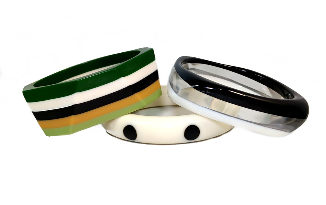 A STUNNING LOT OF 3 LAMINATED LUCITE BANGLES 2.5" D: OFFERED HERE IS A LOT OF 3 STUNNING LAMINATED LUCITE BANGLES. THEIR INNER DIAMETER IS 2.5", 2.6", 2.6". WE PROVIDE/COMBINE IN-HOUSE SHIPPING.