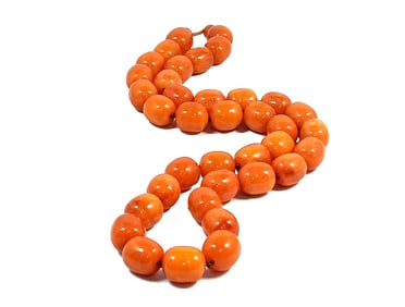 AN IMPRESSIVE CHINESE BUTTERSCOTCH COMPOSITE RESIN NECKLACE 32"