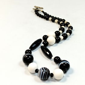 A STUNNING NECKLACE ONYX BANDED AGATE SARDONYX  20"