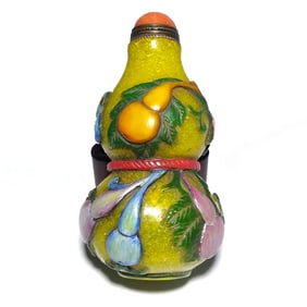 FINE CHINESE YELLOW PEKING GLASS GOURD SNUFF BOTTLE CARVED ENAMELED