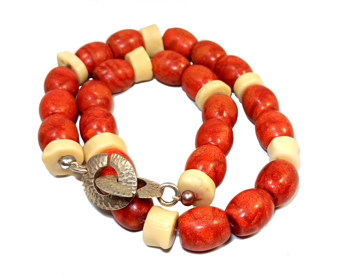 A MASSIVE VINTAGE APPLE CORAL NECKLACE STERLING SILVER HAMMERED CLASP: OFFERED HERE IS AN IMPRESSIVE, LARGE APPLE CORAL NECKLACE AND BOVINE BONE, WITH A LARGE STERLING SILVER CLASP. THE NECKLACE WEIGHS 168 GRAMS AND IT IS 20" LONG. WE PROVIDE FREE SHIPPING WITHIN THE U.S