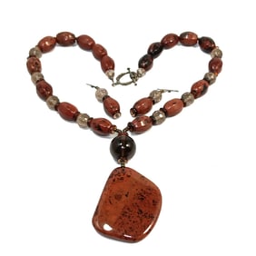 A LARGE CARVED JASPER AND SMOKEY QUARTZ NECKLACE & EARRINGS