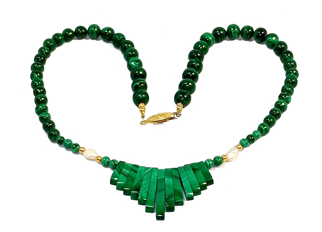 A BEAUTIFUL VINTAGE MALACHITE NECKLACE 17": OFFERED HERE IS A BEAUTIFUL VINTAGE MALACHITE NECKLACE. THE NECKLACE WEIGHS 51 GRAMS AND IT IS 17" LONG. WE PROVIDE FREE SHIPPING WITHIN THE U.S.