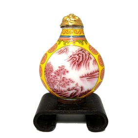 A VERY FINE CHINESE SNUFF BOTTLE ENAMEL ON COPPER QIANLONG MARK