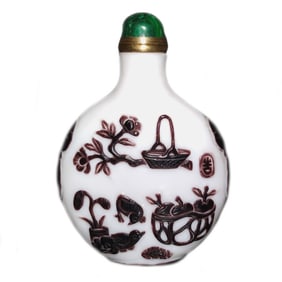 A VERY  FINE CHINESE PEKING GLASS SNUFF BOTTLE SIGNED 100 OBJECTS OF ANTIQUITY