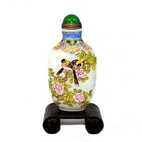 FINE CHINESE ENAMELED PEKING GLASS SNUFF BOTTLE BIRDS PEONIES QIANLONG MARK