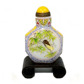 FINE CHINESE ENAMEL GLASS SNUFF BOTTLE BEE PEONIES TREE QIANLONG MARK